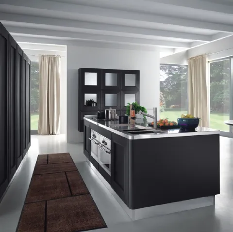 Cucina Moderna con isola Melograno in Rovere tinto Nero con top in acciaio inox di Composit