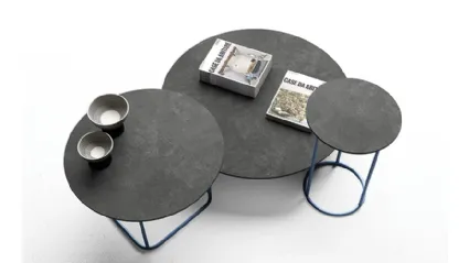 Tavolini rotondi con top in cemento antracite Circus di Minotti Italia