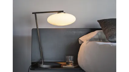 Lampada da tavolo in metallo con diffusore in vetro ovale Mamì di Pentalight