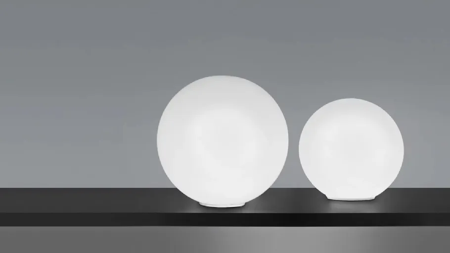 Lampada da tavolo con diffusore in vetro triplex opale satinato soffiato a bocca, e struttura in metallo Sferis di Zafferano