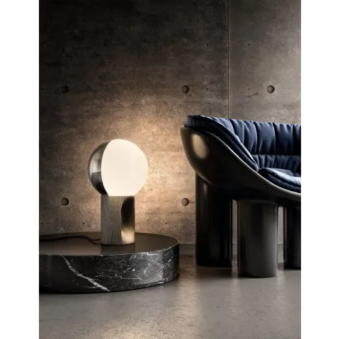 Lampada da tavolo in vetro con base in legno e sfera girevole in vetro bicolore bianco e argento Je Suis di Pentalight