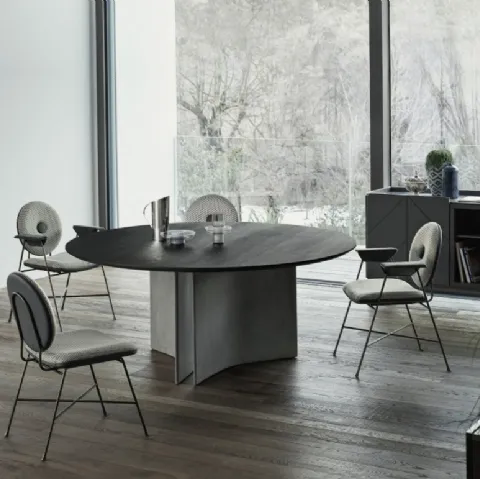 Tavolo rotondo Magnum con base in cemento e piano in legno impiallaciato di Bontempi