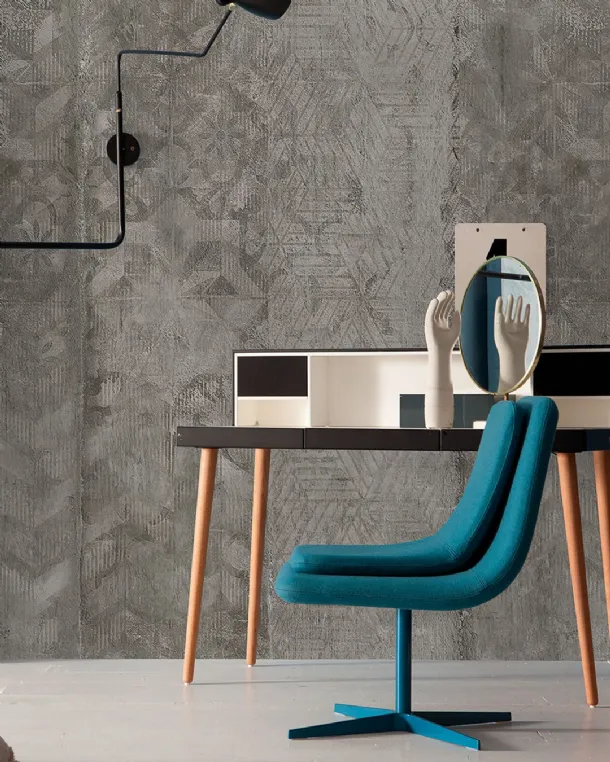 Carta da parati stile industrial Concreto che unisce il cemento al decoro floreale di Inkiostro Bianco