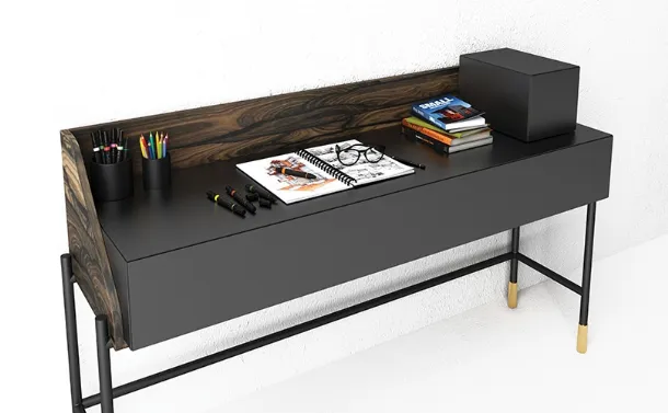 Scrittoio Banko in laccato e legno con base in ferro di Minotti Italia
