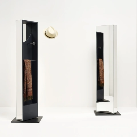 Specchio appendiabiti Black Mirror di Minotti Italia