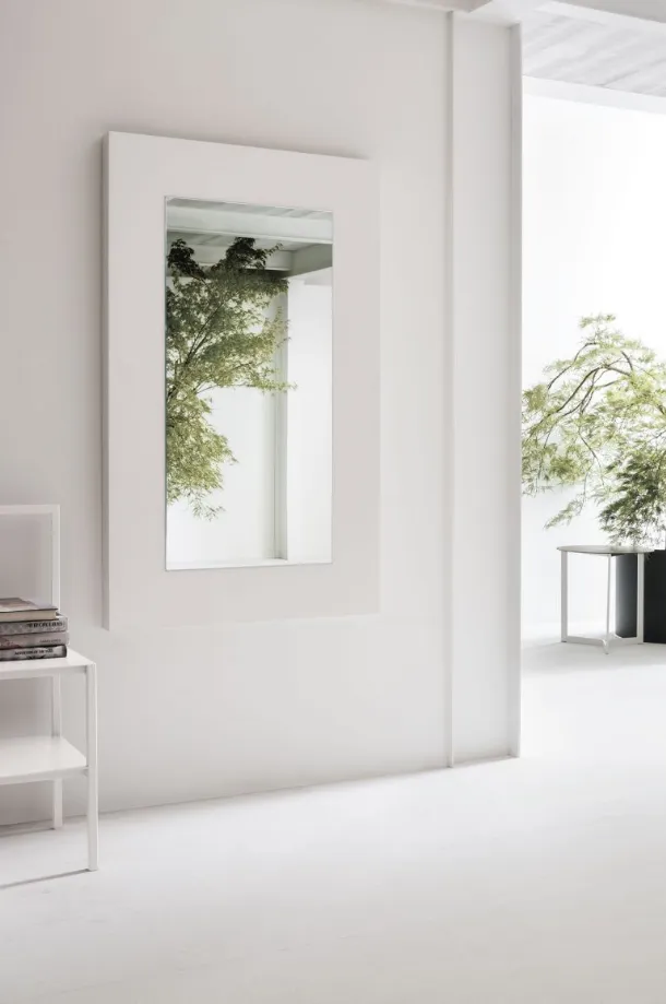 Specchio Dolcevita con cornice in legno laccato poro aperto bianco gesso di Tomasella
