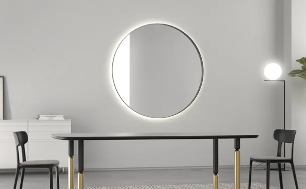 Specchio FullMoon di grandi dimensioni con cornice in metallo di Minotti Italia