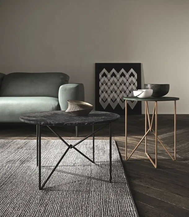 Tavolino rotondo MW con base in metallo e top effetto marmo o laccato opaco di Presotto