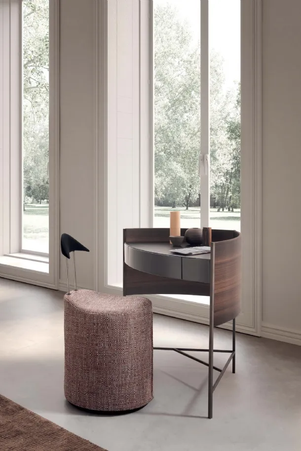 Scrittoio Bloom con struttura in metallo avvolta da fianchi curvi in Eucalipto Dark e piano rivestito in cuoio di Presotto