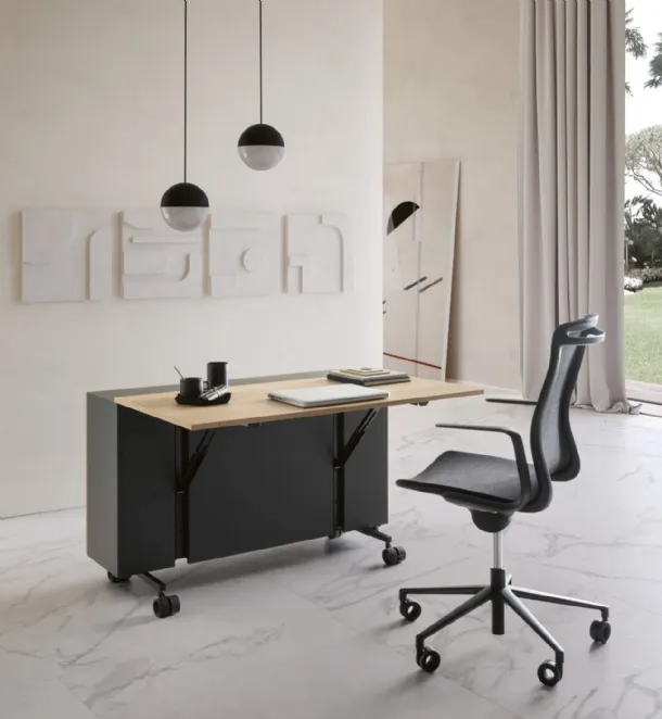 Scrittoio Scrivania Mobile compatto su ruote con top in legno e struttura in laccato opaco di Presotto