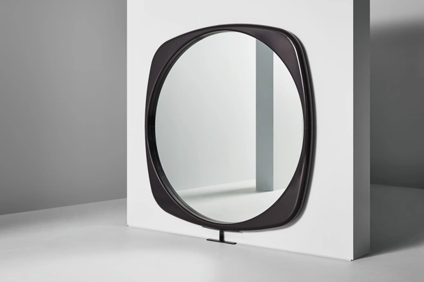 Specchio con cornice in poliuretano Mistral di Bonaldo