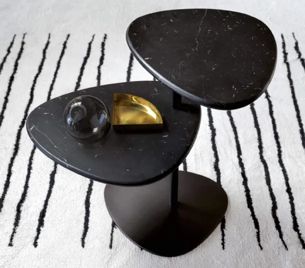 Tavolino con piano dalla forma irregolare in marmo con struttura in tondino metallico opaco bronzo Yory di Desirèe