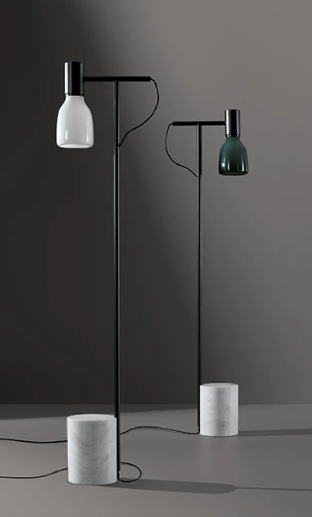 Lampada da terra Acquerelli in vetro soffiato con struttura in metallo e base in marmo di Bonaldo
