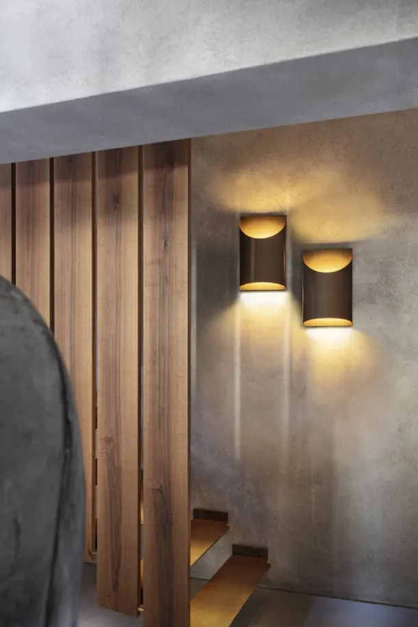 Lampada da parete in metallo finitura bronzo spazzolato Aprile Applique di Pentalight