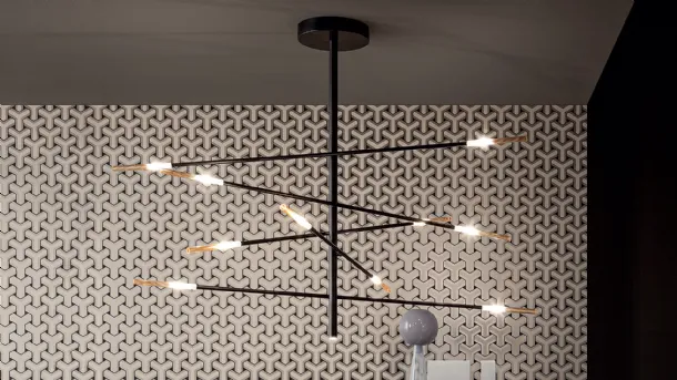 Lampada a sospensione in metallo verniciato opaco color piombo con alle estremità un elemento in vetro soffiato ambrato che racchiude la sorgente luminosa Crossroad di Bonaldo