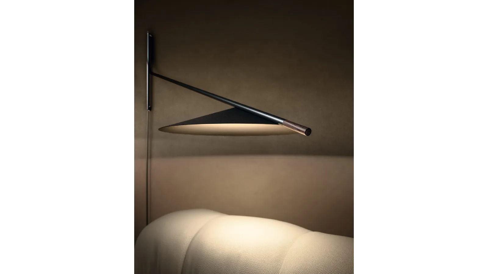 Lampada sottile ed elegante da parete in metallo Glifo Applique di Pentalight