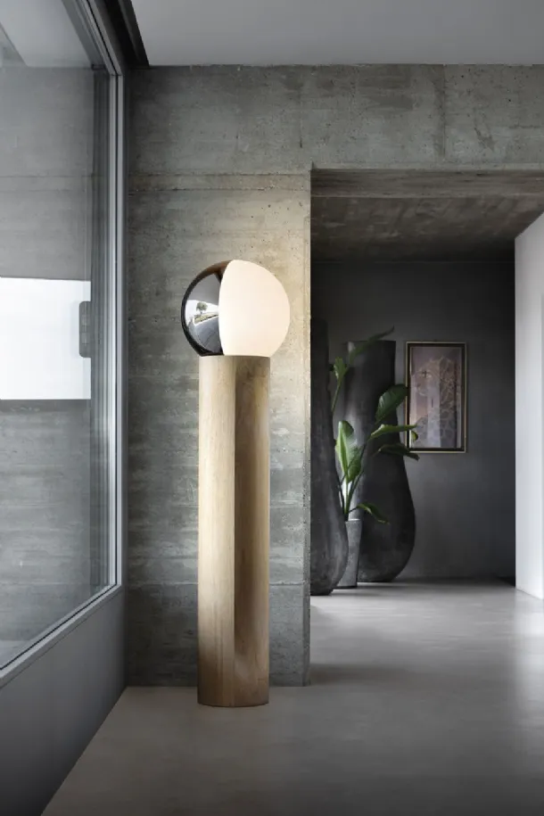 Lampada scultorea da terra in legno di rovere con sfera girevole in vetro bicolore bianco e argento Je Suis di Pentalight
