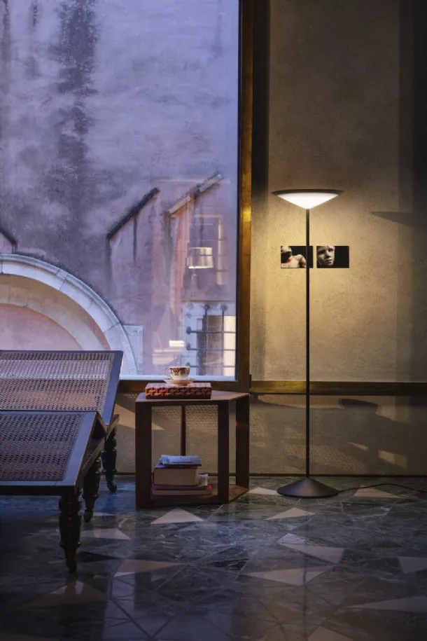 Lampada da terra con struttura in metallo e diffusore in vetro Narciso di Pentalight