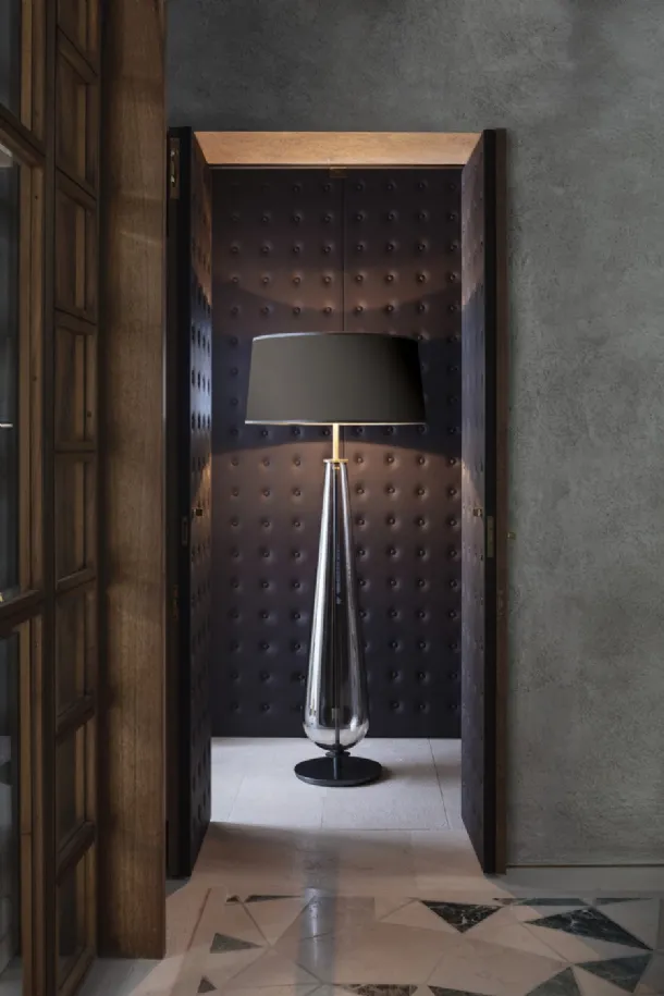 Lampada da terra in vetro soffiato con paralume in tessuto New Classic di Pentalight