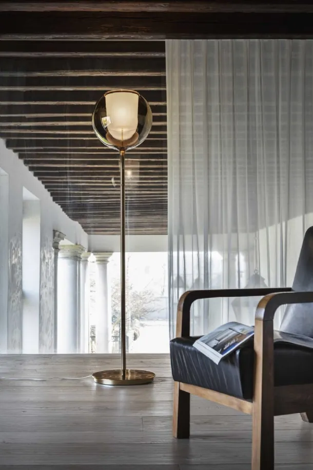 Lampada da terra con stelo in metallo e sfera in vetro Glo di Pentalight