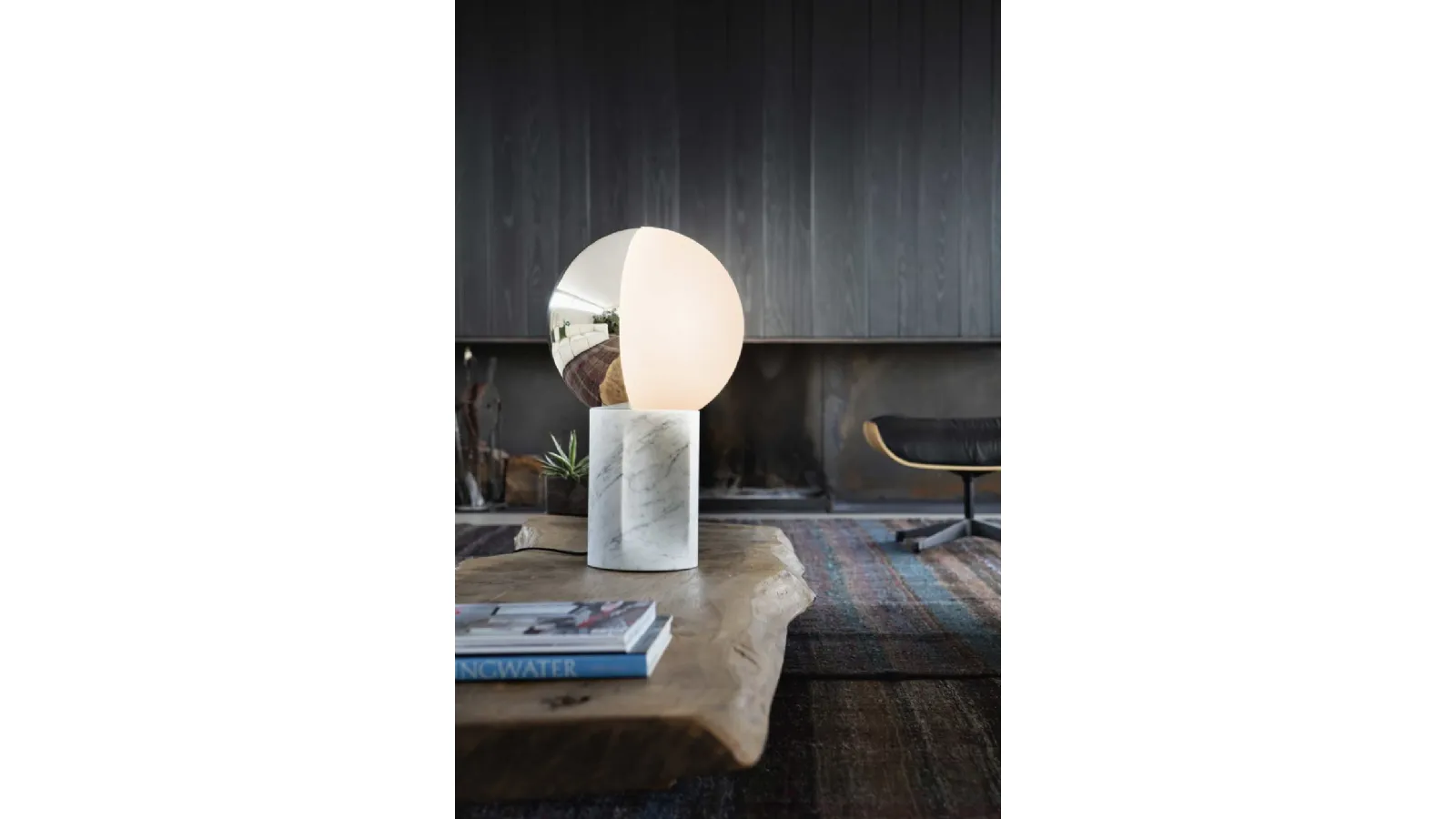Lampada da tavolo in vetro con base in marmo bianco di Carrara e sfera girevole in vetro bicolore bianco e argento Je Suis di Pentalight