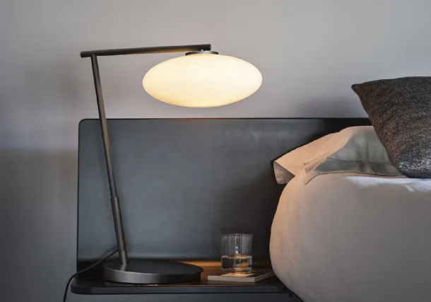 Lampada da tavolo in metallo con diffusore in vetro ovale Mamì di Pentalight