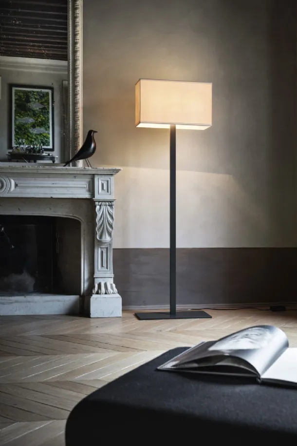Lampada da terra con struttura in metallo e paralume in tessuto Tosca di Pentalight
