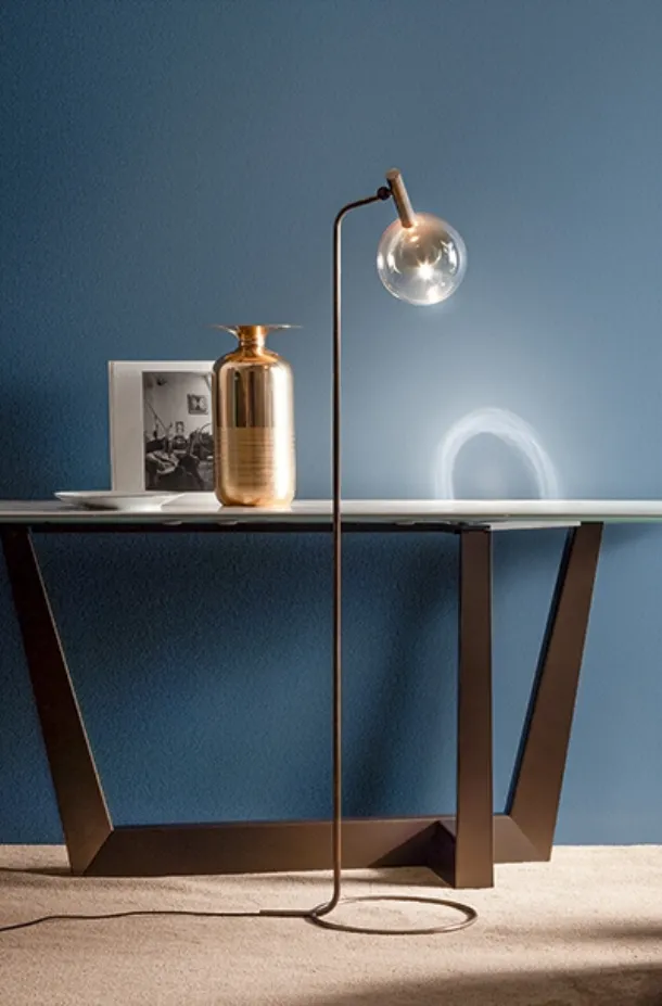 Lampada da terra Sofì con struttura in ottone e diffusore in vetro soffiato di Bonaldo