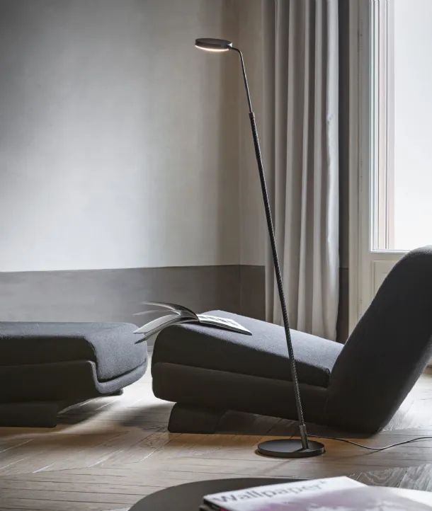 Lampada da terra con stelo metallico ambrato Spoon di Pentalight