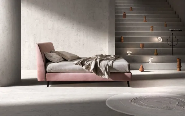 Letto con struttura in legno completamente imbottita e rivestita in tessuto Time di Bside