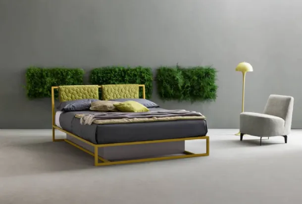 Letto matrimoniale con testiera trapuntata in tessuto e struttura in metallo Frame di Bside
