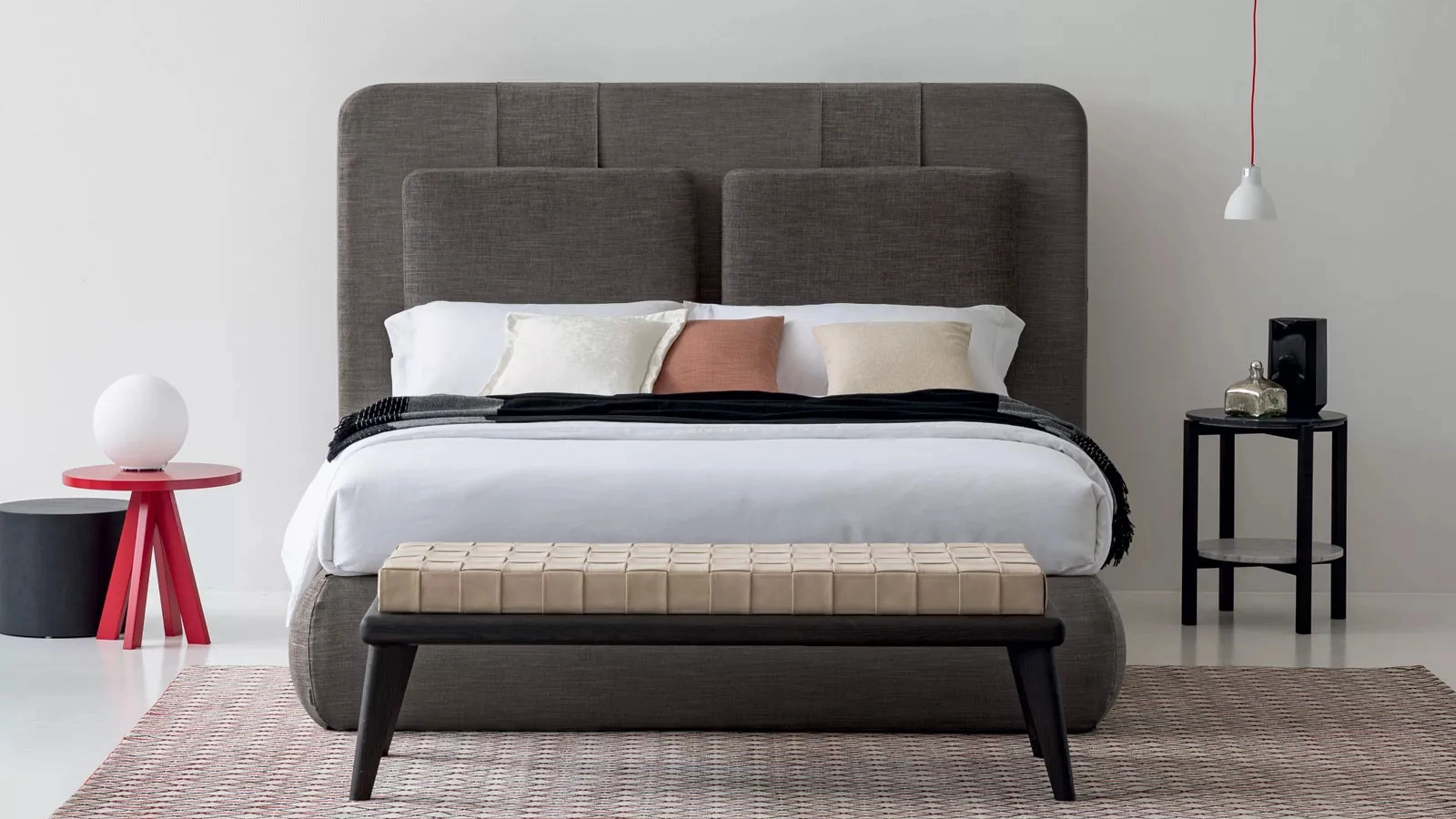 Letto con testiera scenografica Durbar di Oggioni