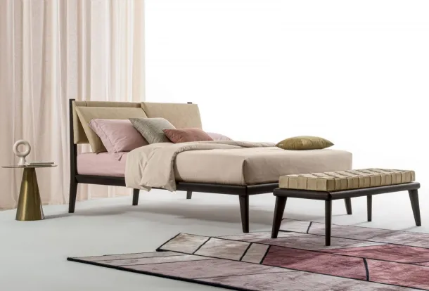 Letto con testiera in tessuto e struttura in legno Orimento Slim di Oggioni