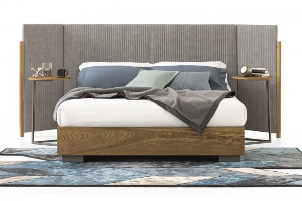 Letto con testiera in tessuto con pannelli laterali reclinabili e base con contenitore in legno Promenade Wing di Oggioni