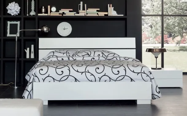 Letto in legno laccato Bianco con testiera e contenitore Vanquish di Oggioni
