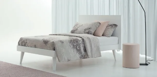 Letto singolo in legno dalla linea essenziale Valdo di Oggioni