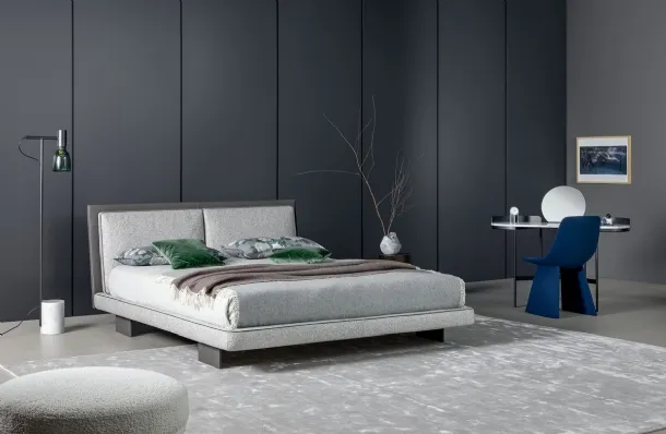 Letto matrimoniale Tara in tessuto e pelle di Bonaldo