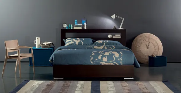 Letto in legno con originale testiera portaoggetti Vanto di Oggioni