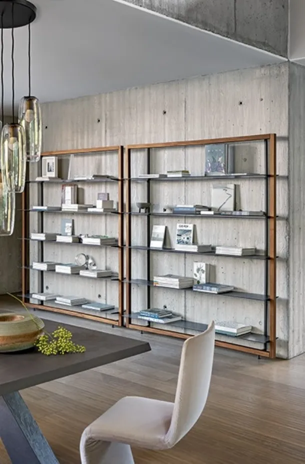 Libreria a muro Alix in legno con ripiani in metallo di Bonaldo