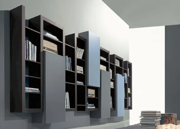 Libreria Side 16 in olmo ruggine con elementi ad ante battenti in laccato quarzo e fiordaliso opaco di Fimar