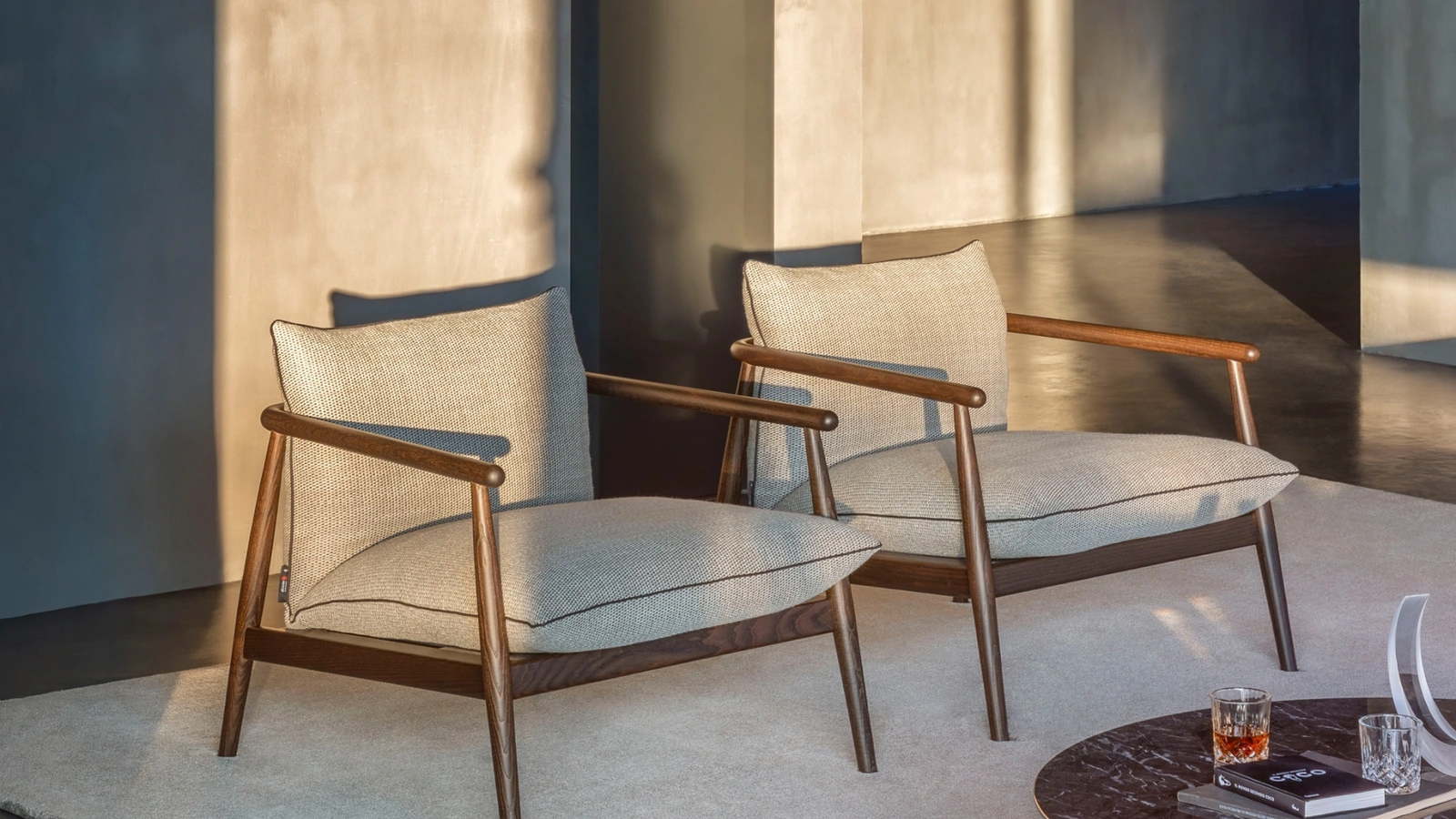 Poltroncina Karin in tessuto imbottito con struttura in legno di Desirèe