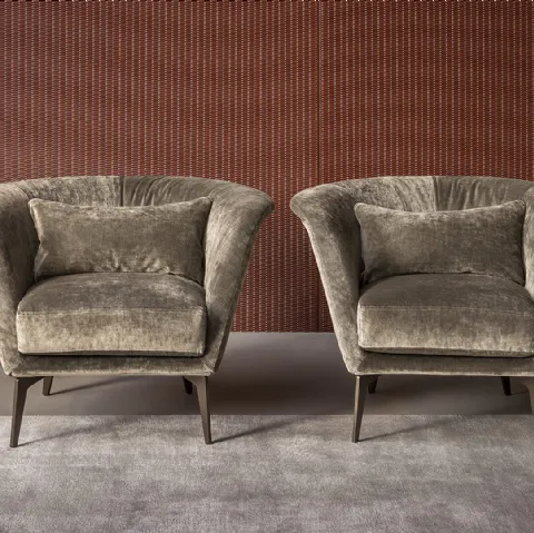 Poltroncina Lovy in velluto con piedi in metallo di Bonaldo