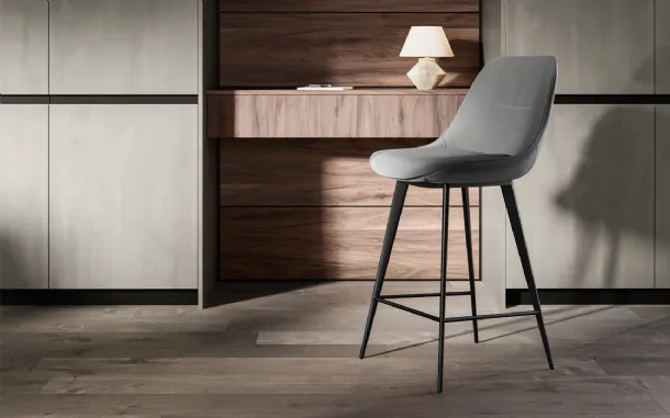 Sgabello Nova con struttura in metallo verniciato nero e seduta rivestita in eco-nabuk di Arredo3