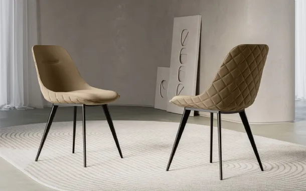 Sedia Nova con struttura in metallo verniciato nero e seduta rivestita in eco-nabuk di Arredo3