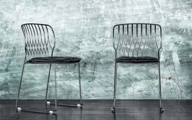 Sedia impilabile Freak con struttura in acciaio laccato di Bontempi