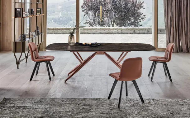 Sedia Chantal in pelle con base in legno massello di Bontempi
