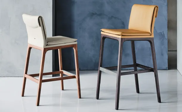 Sgabello in ecopelle con struttura in legno Sofia di Cattelan Italia