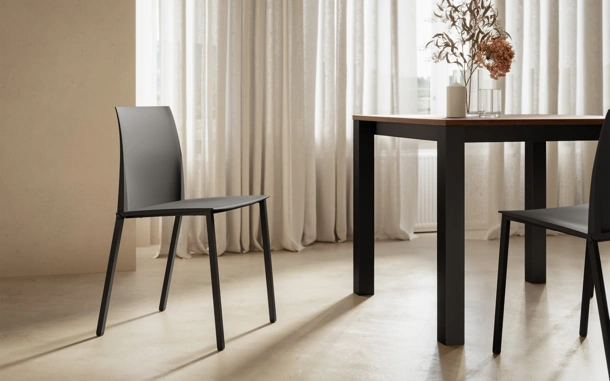 Sedia Zara con struttura in metallo verniciato e seduta in polipropilene di Arredo3