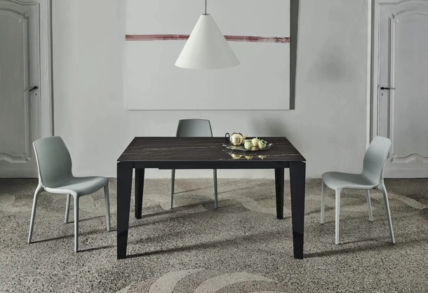 Tavolo allungabile Cruz XXL con top in SuperMarmo e base in acciaio laccato di Bontempi