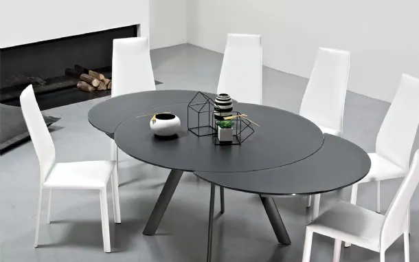 Tavolo allungabile Giro con top in cristallo antigraffio opaco e base in acciaio inox di Bontempi